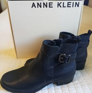 Women's low cut boots